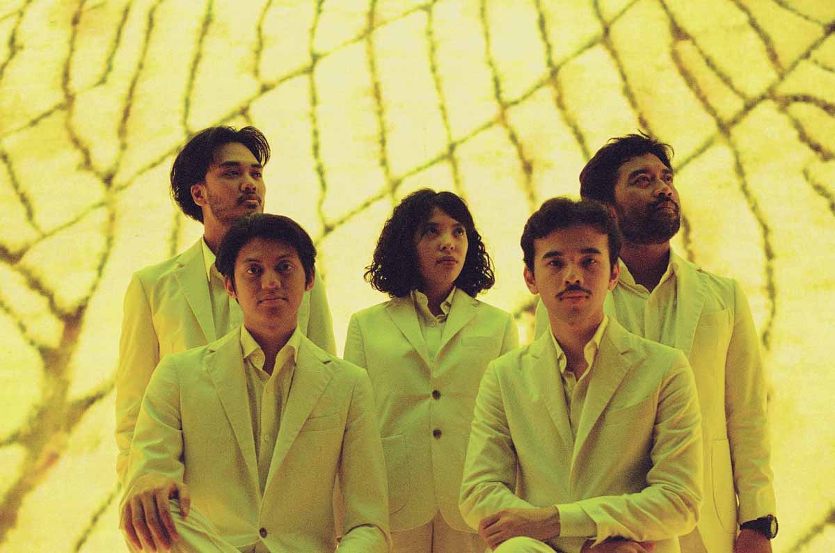 The Halos adalah kumpulan musisi yang memainkan lagu Matter Halo.